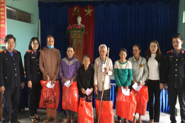 VKSND huyện Quế Sơn thăm, tặng quà và chúc tết hộ nghèo tại các xã Quế Phong và Quế Long