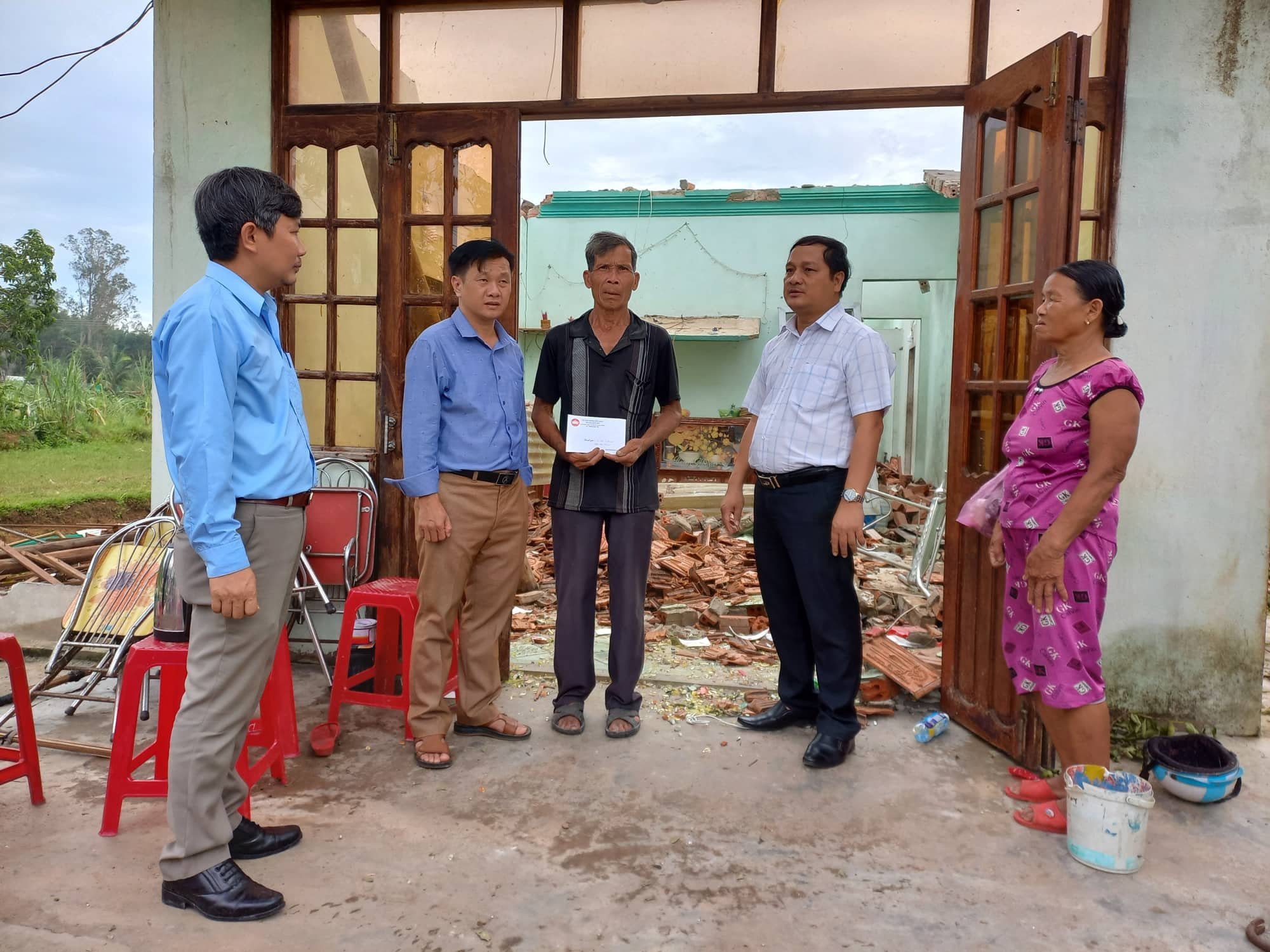Lãnh đạo huyện Quế Sơn thăm các hộ gia đình bị thiệt hại do bão số 4
