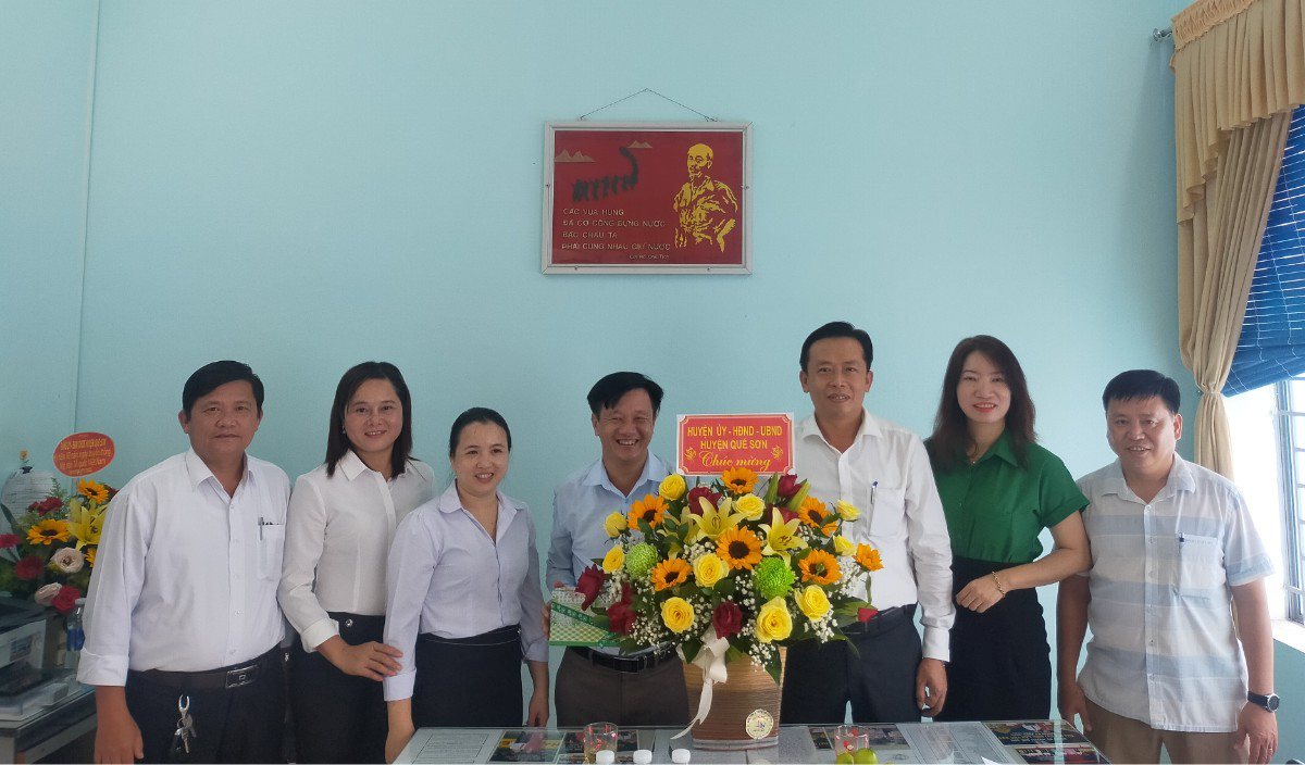 Thường trực Huyện uỷ, HĐND, UBND huyện thăm chúc mừng MTTQ Việt Nam huyện nhân kỷ niệm 92 năm ngày thành lập MTTQ Việt Nam