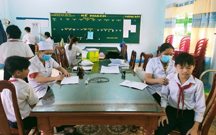Tổ chức khám sức khỏe định kỳ cho học sinh trên địa bàn xã Thăng Phước