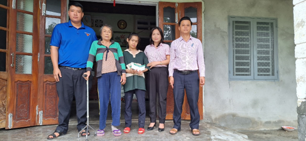 Ngân hàng Chính sách xã hội huyện Quế Sơn thăm hỏi, tặng quà cho trẻ em có hoàn cảnh đặc biệt khó khăn