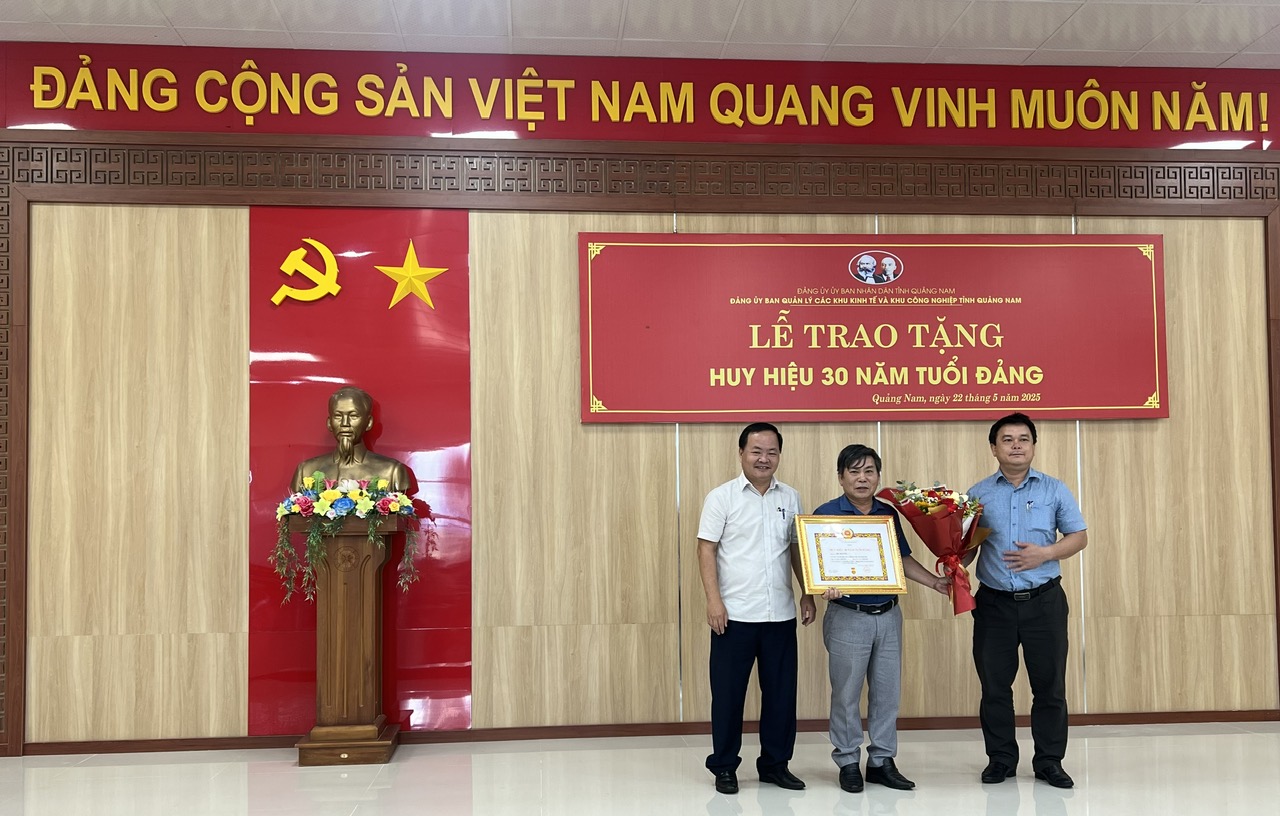 Trao Huy hiệu 30 năm tuổi đảng cho đồng chí Đỗ Hoàng: Ghi nhận một chặng đường cống hiến